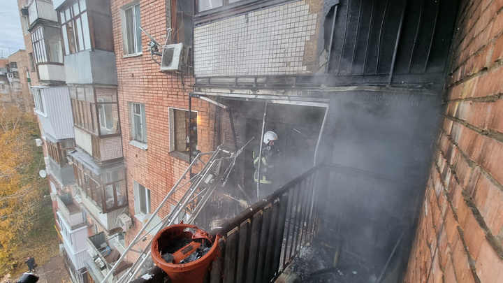 В Кемерове 30 жителей многоквартирного дома ночью оказались на улице из-за пожара: комментарий МЧС