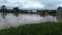 «Вода во дворе выше колена»: на западе Челябинской области река вышла из берегов и затопила частные дома