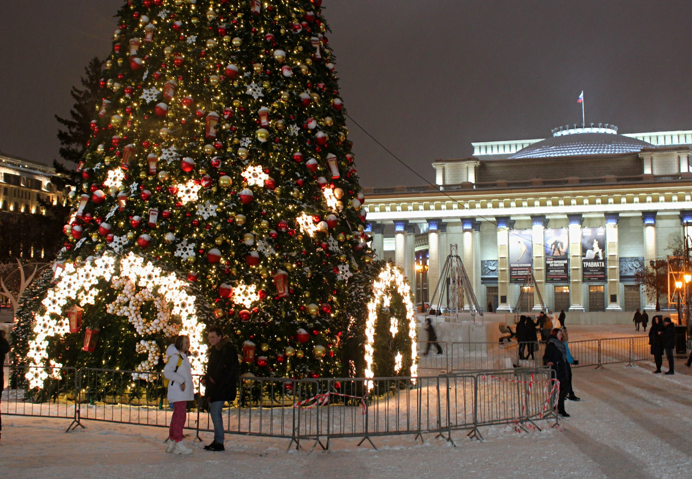 Главная новогодняя елка города в Театральном сквере