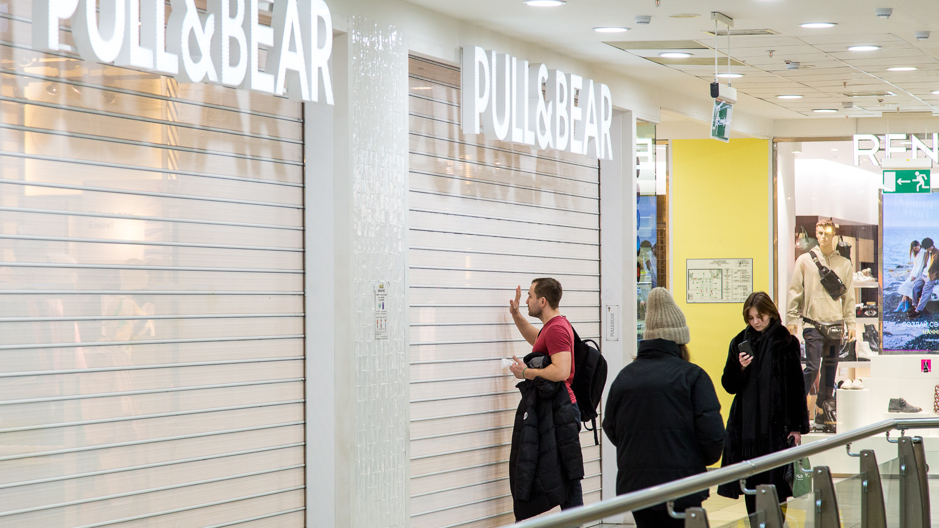 В Перми начали закрывать магазины зарубежных брендов. Фоторепортаж из опустевшего ТРК «Семья»
