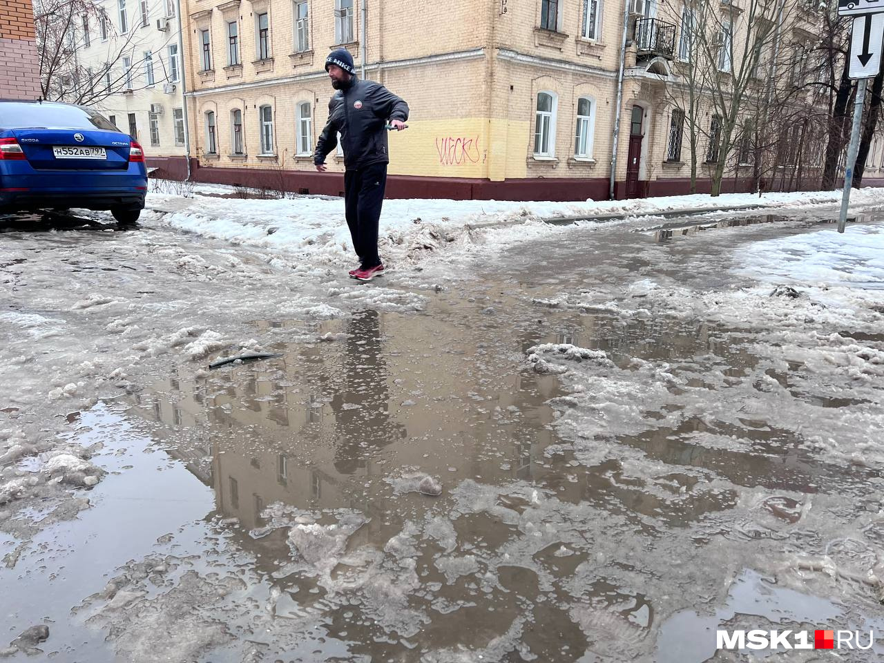 Дождь и грязь. Ливневый снег. Зима в Москве слякоть. Ликвидация лужи.