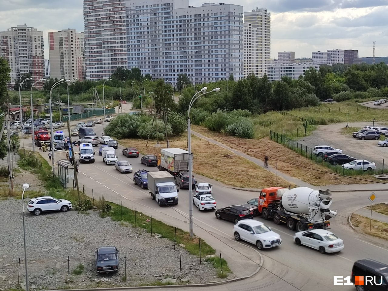 Недалеко от места серьезного ДТП случилась еще одна авария, с участием бетоносмесителя Недалеко от места серьезного ДТП случилась еще одна авария, с участием бетоносмесителя