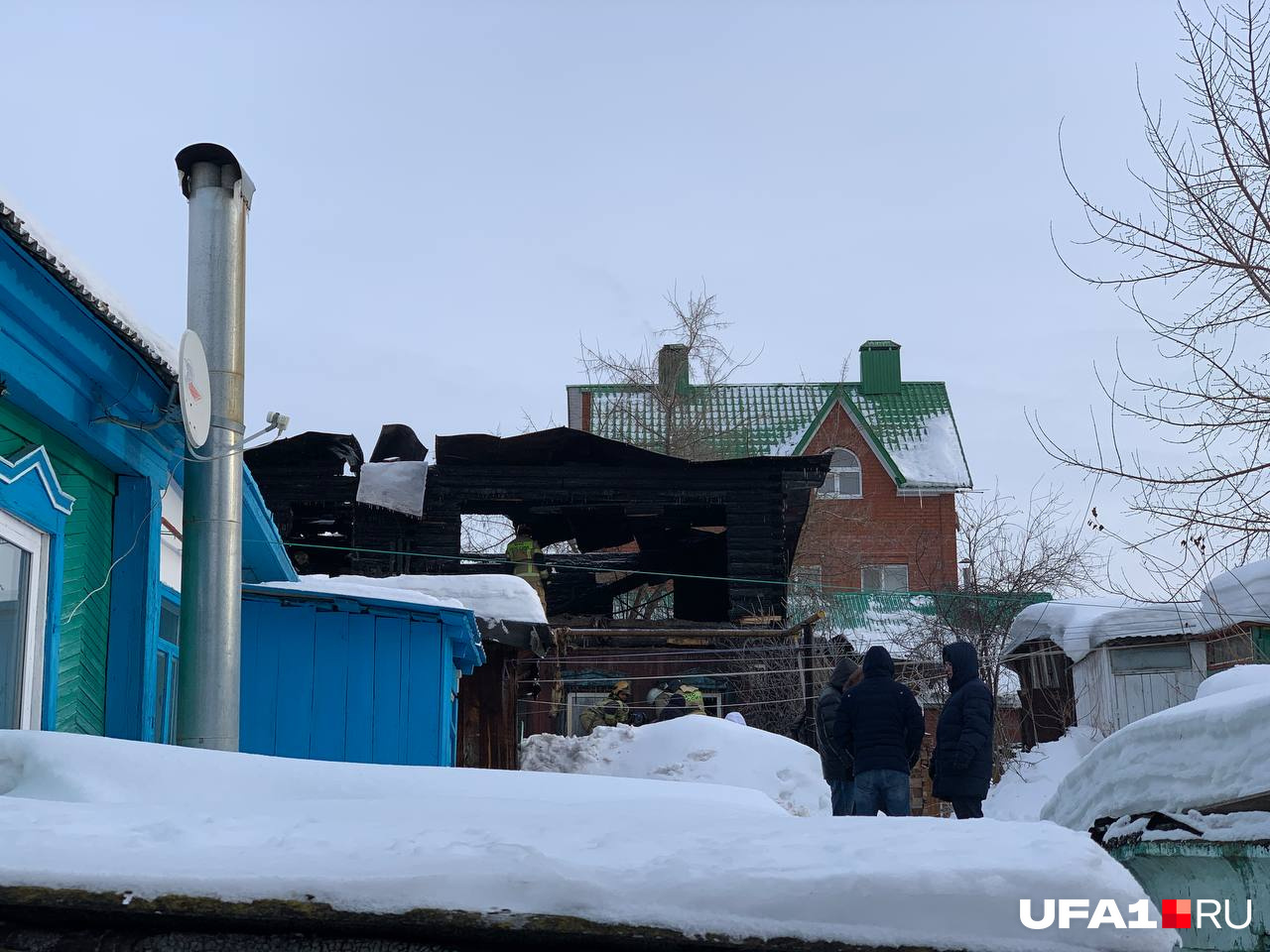 На месте работают пожарные и следователи На месте работают пожарные и следователи