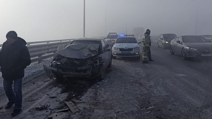 В Тюмени на объездной столкнулись 16 авто из-за испарений от горячего источника