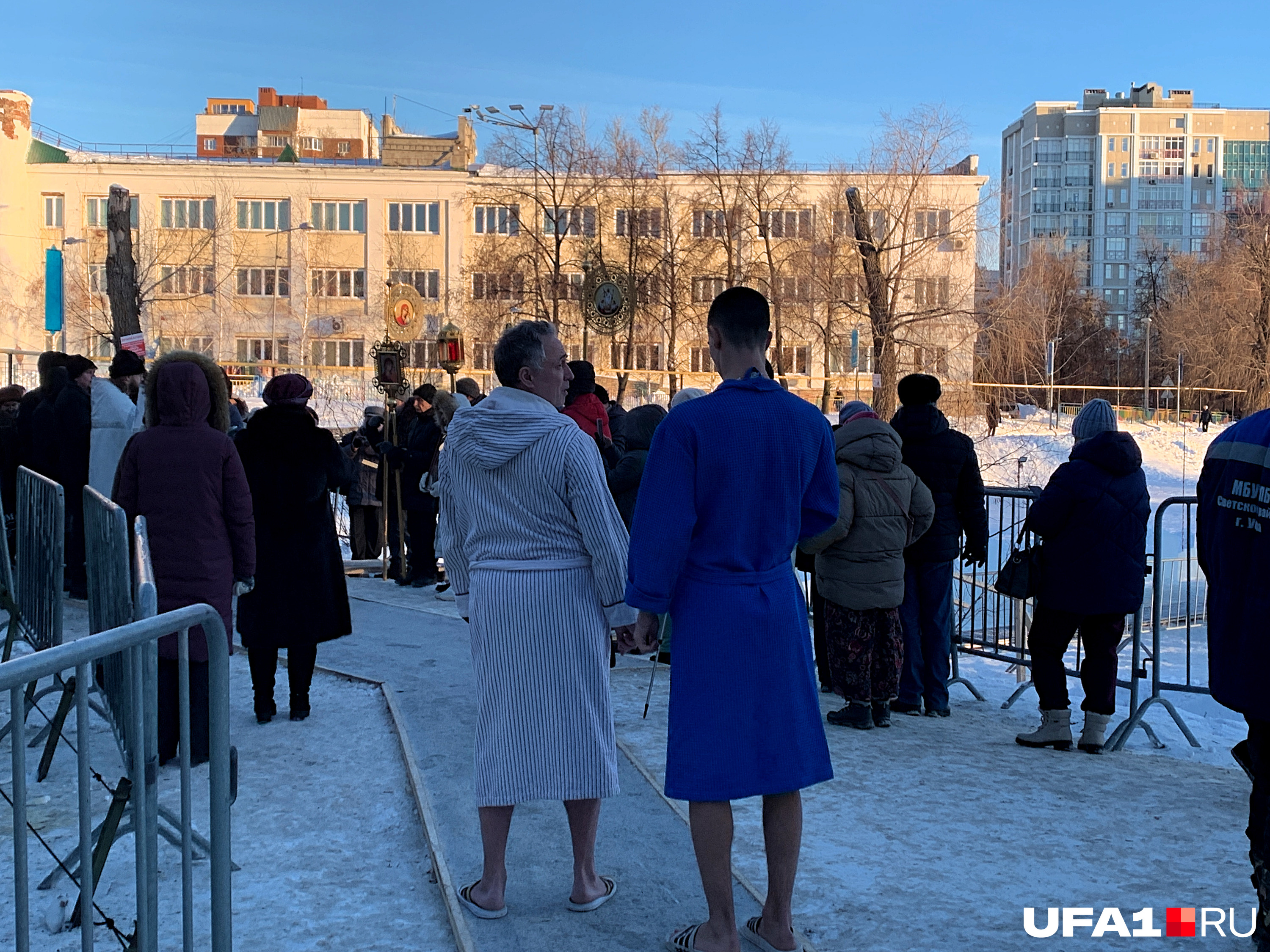 В халатах они стояли на морозе