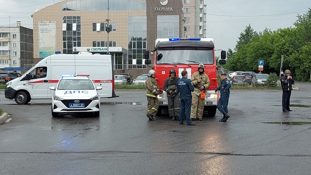 Пока спецслужбы не проверили здание администрации, людей не впускали Пока спецслужбы не проверили здание администрации, людей не впускали