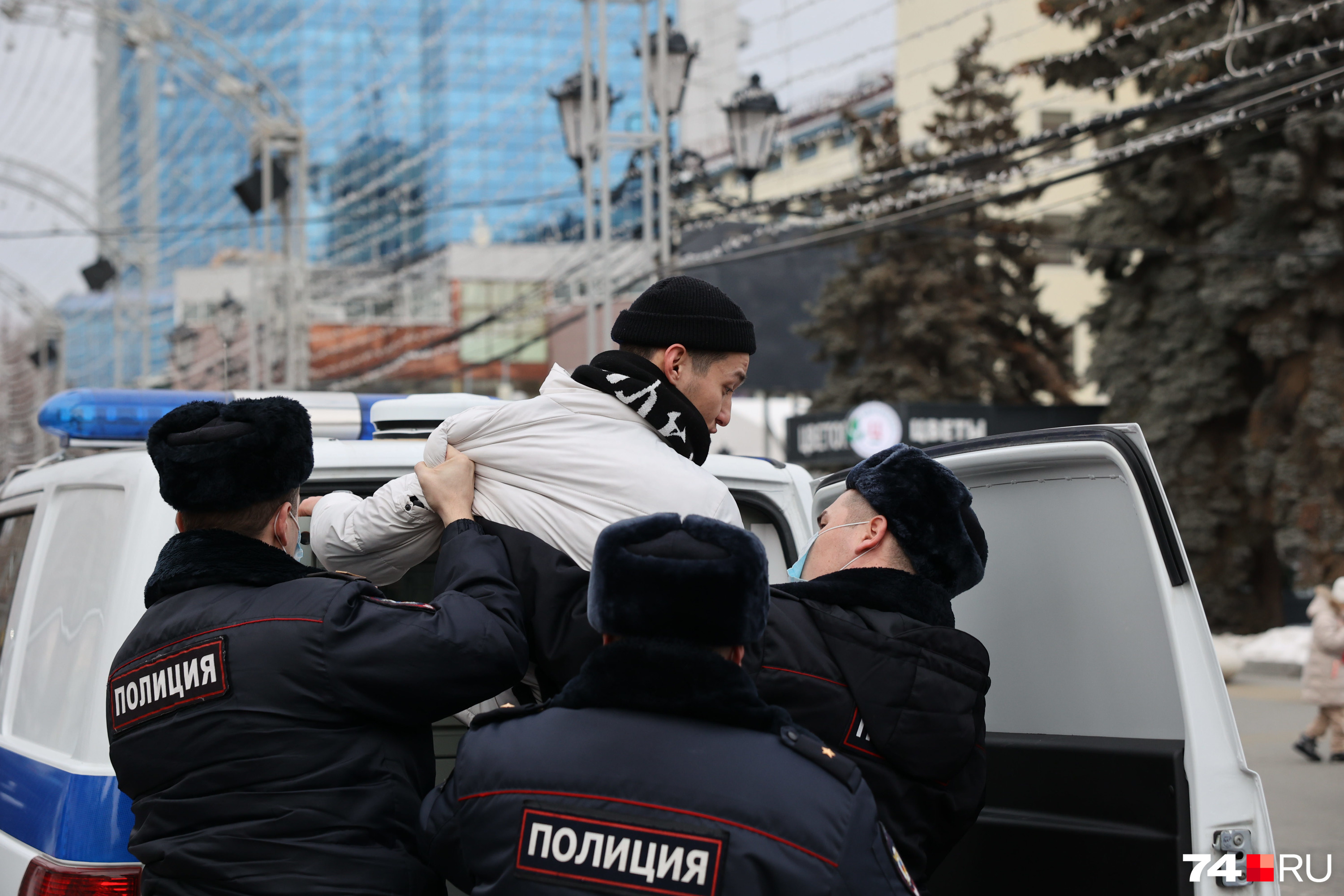 А этого пикетчика запихнули в автозак прямо на Кировке А этого пикетчика запихнули в автозак прямо на Кировке