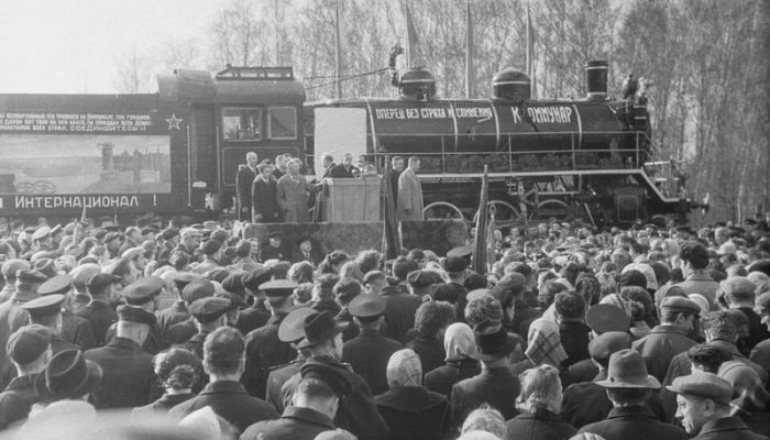 А это — митинг 20 апреля 1960 года. В тот день паровоз «Красный коммунар» стал памятником возле ДК железнодорожников