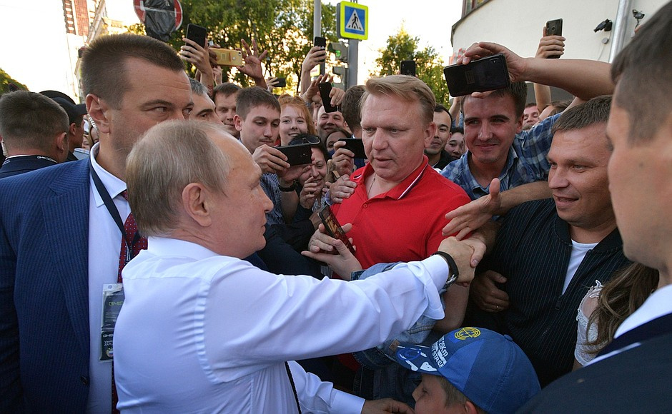 Путин в Екатеринбурге: президента можно встретить на «скрепышах», матрешках и расшитых коврах