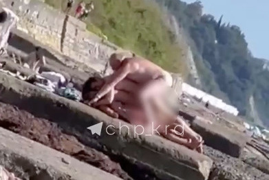 В Туапсе туристы публично занялись сексом на пляже, где отдыхали дети