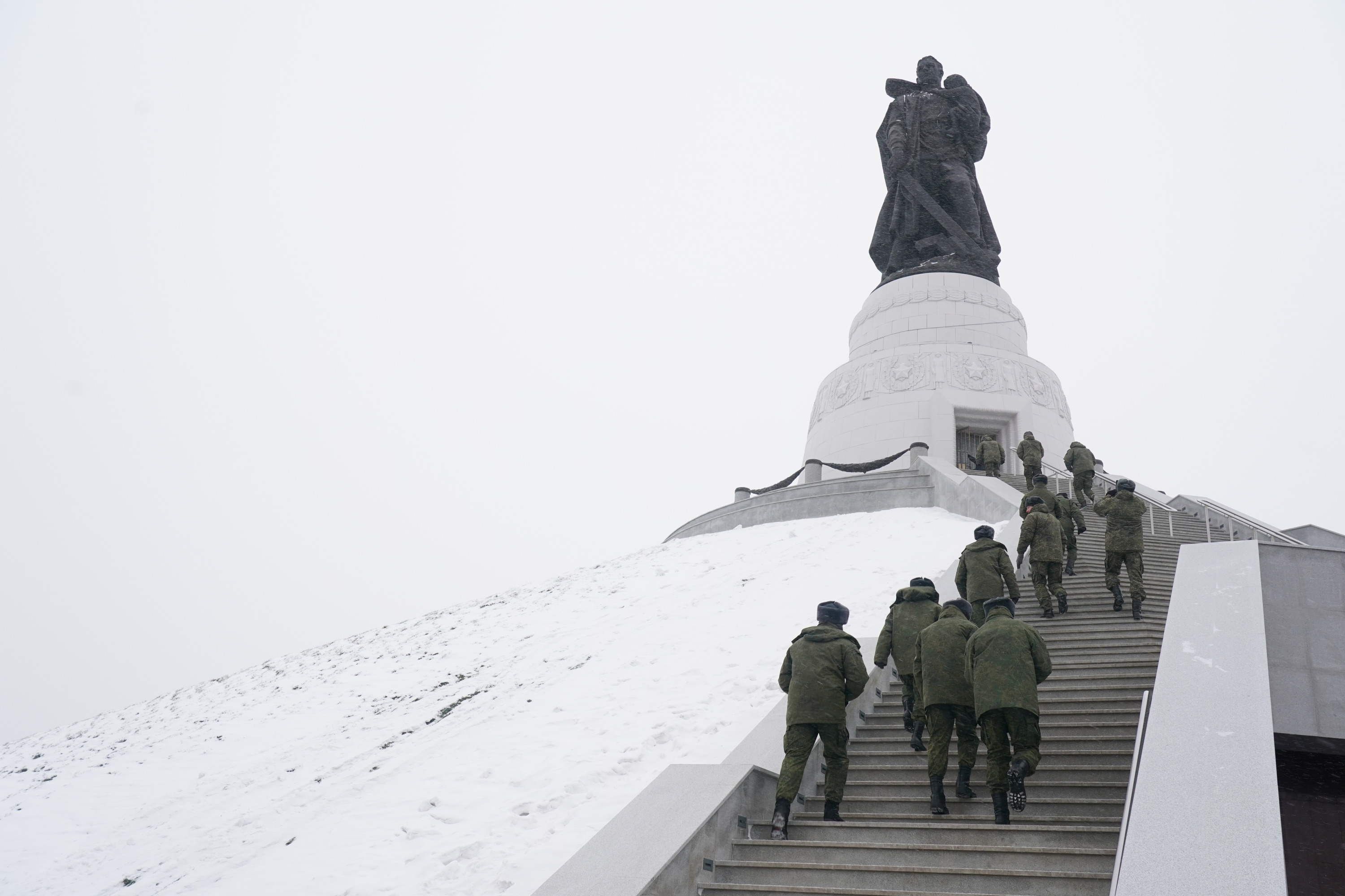 В начале ноября в Кемерове открыли памятник воину-освободителю Николаю Масалову<b class="_"> </b>