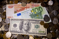 Евро дешевле доллара впервые за 20 лет: что это значит для экономики и простых россиян