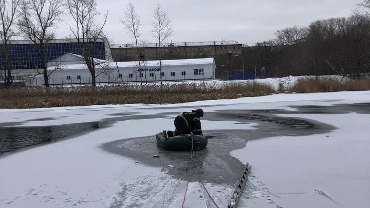 В Челябинске мужчина провалился под лед на реке Миасс