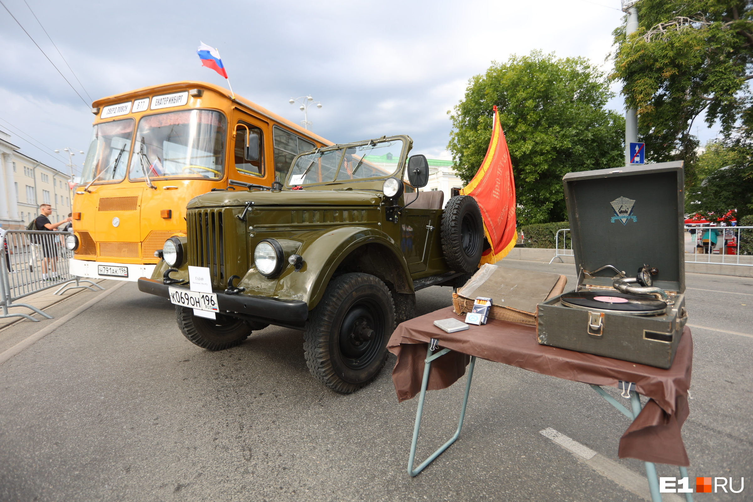 Желтый автобус ездил по Свердловску по маршруту <nobr class="_">№ 667</nobr>