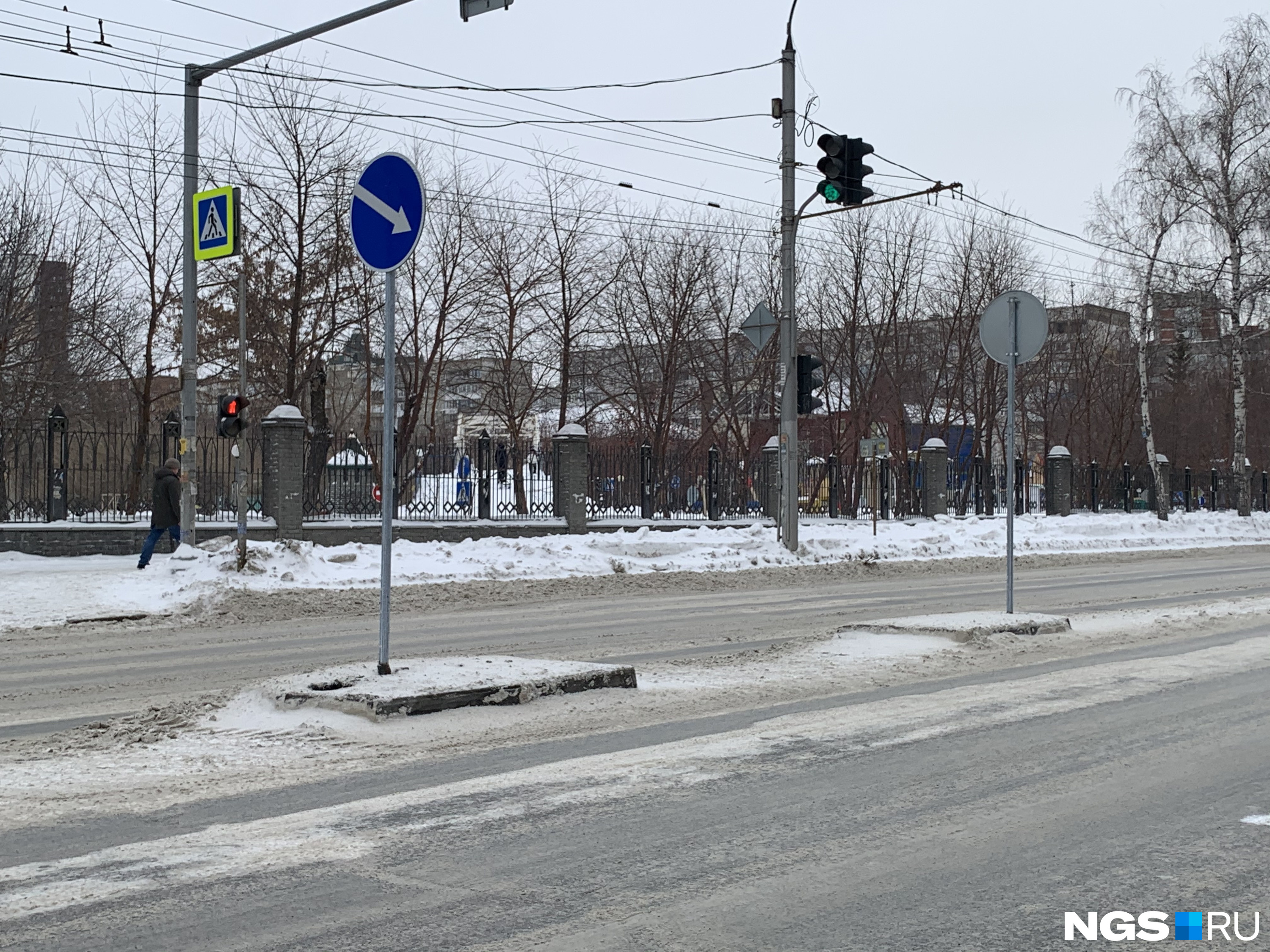 Власти не будут ставить ограждение на островок безопасности, где в Новосибирске регулярно бьются машины