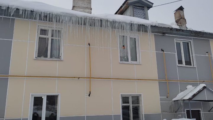 Лавина снега и глыбы льда обрушились с крыши дома на двух детей в Татарстане. Они в больнице