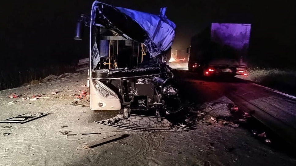 На «трассе смерти» Тюмень — Омск столкнулись автобус и фура — оба водителя погибли