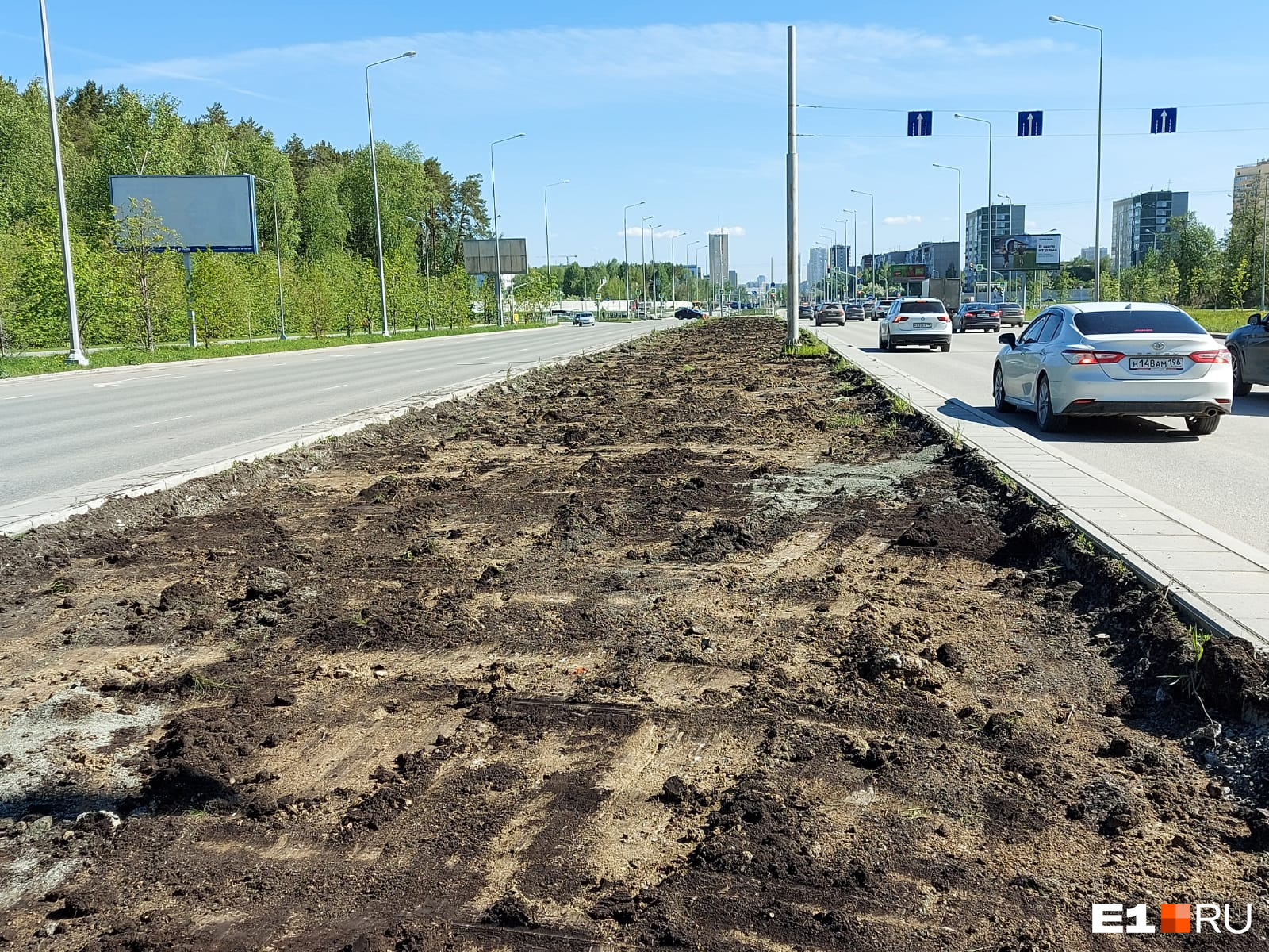 На разделительной полосе перед Объездной сняли плодородный слой земли. В будущем здесь поедут трамваи На разделительной полосе перед Объездной сняли плодородный слой земли. В будущем здесь поедут трамваи