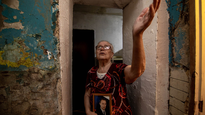 Лишилась миллионов, но верит в Путина. История пенсионерки из Тюмени, которая прогорела на трейдинге, — видео