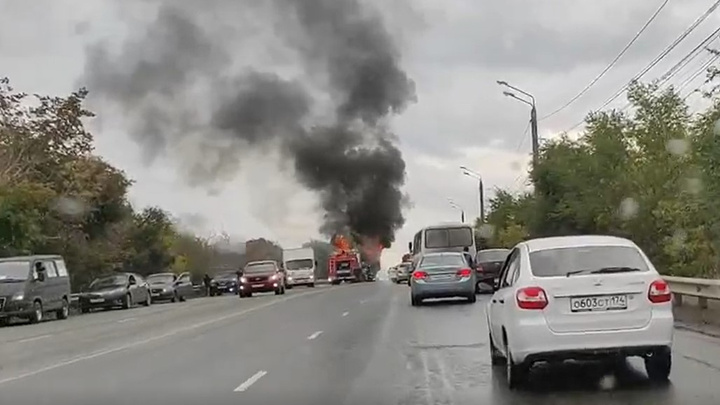 На мосту в Челябинске сгорела фура из Казахстана