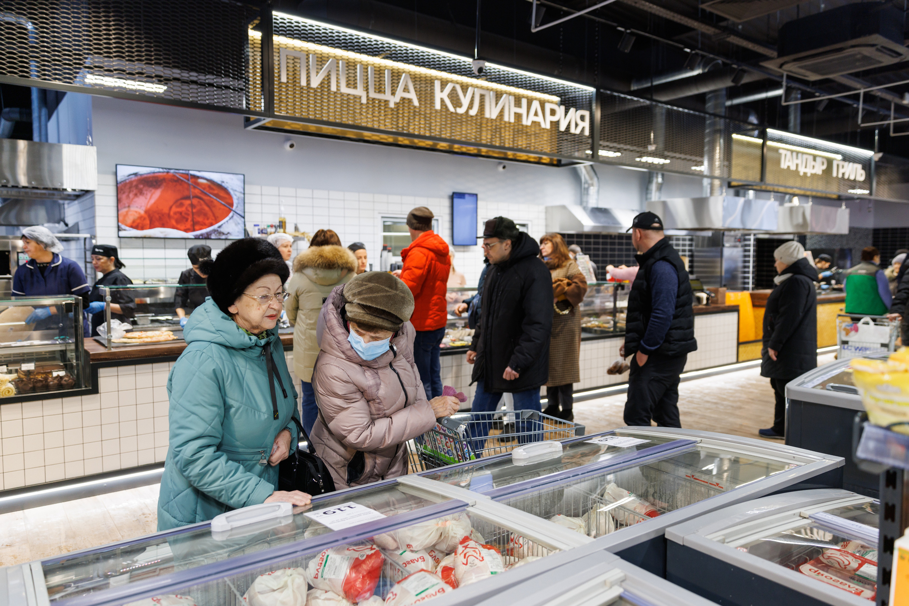 Когда в России открыли первый супермаркет. Покупалко что за магазин. В Красноярске первый супермаркет желто синий.