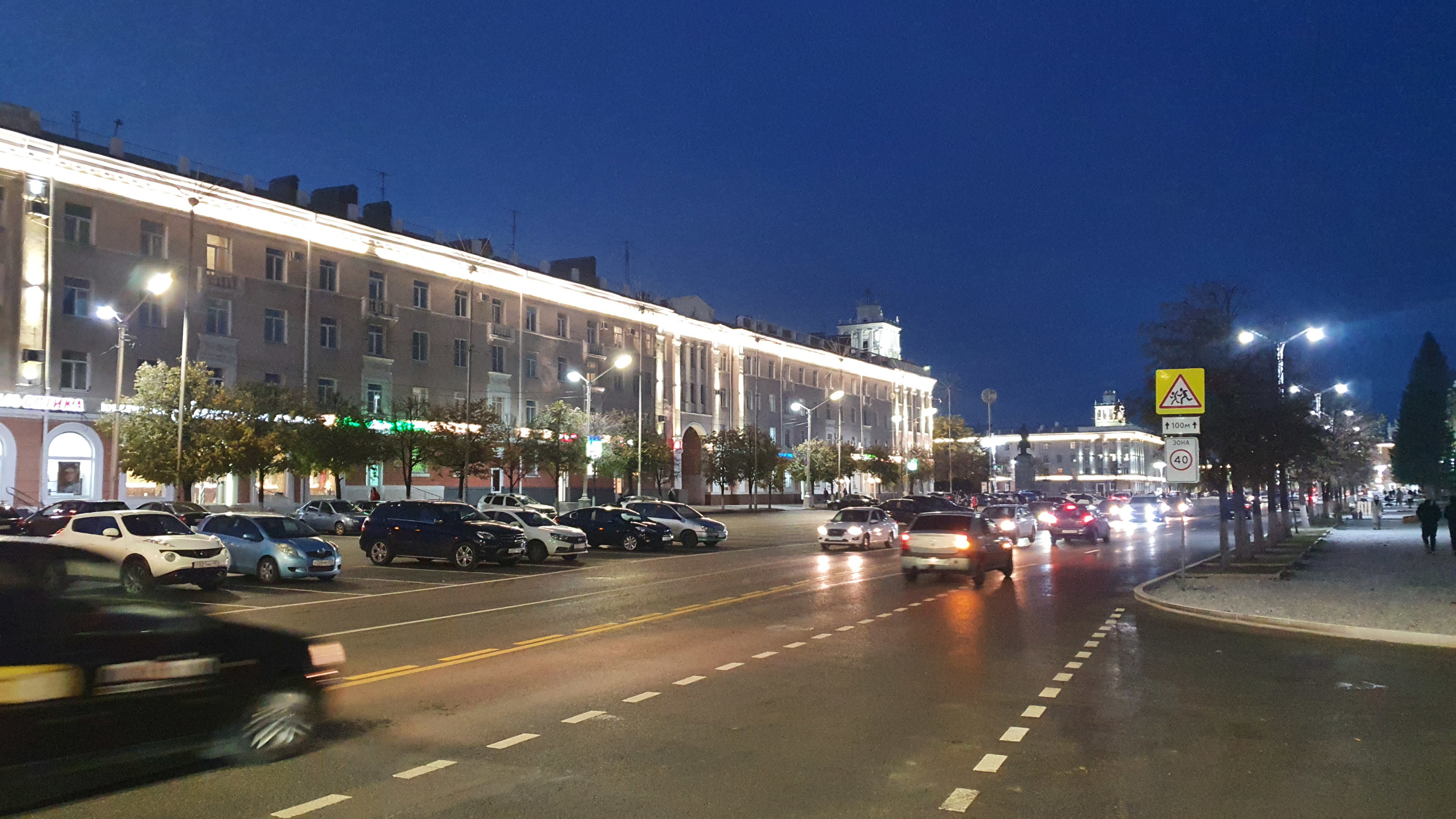 Современное уличное освещение на площади. Курган фото. Город Курган площадь Ленина ночь. Город Курган площадь закат.