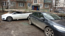 Стволом на лобовое: в Ярославле упавшее дерево повредило три машины