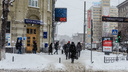 «Мешают пешеходам и самокатам»: Анатолий Локоть поручил сократить количество рекламных щитов на тротуарах