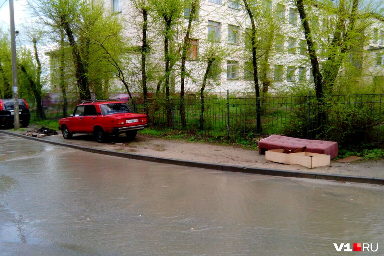 Двор в Краснооктябрьском районе затопило водой после проливного дождя. Не  справилась ливневая канализация - 22 апреля 2022 - V1.ру