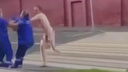 В Москве неадекватный голый мужчина бегал по дороге, а потом напал на фельдшера. Видео