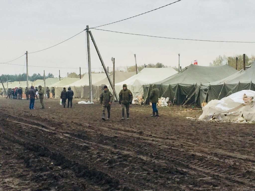 В каждой из палаток живет около 30 человек В каждой из палаток живет около 30 человек