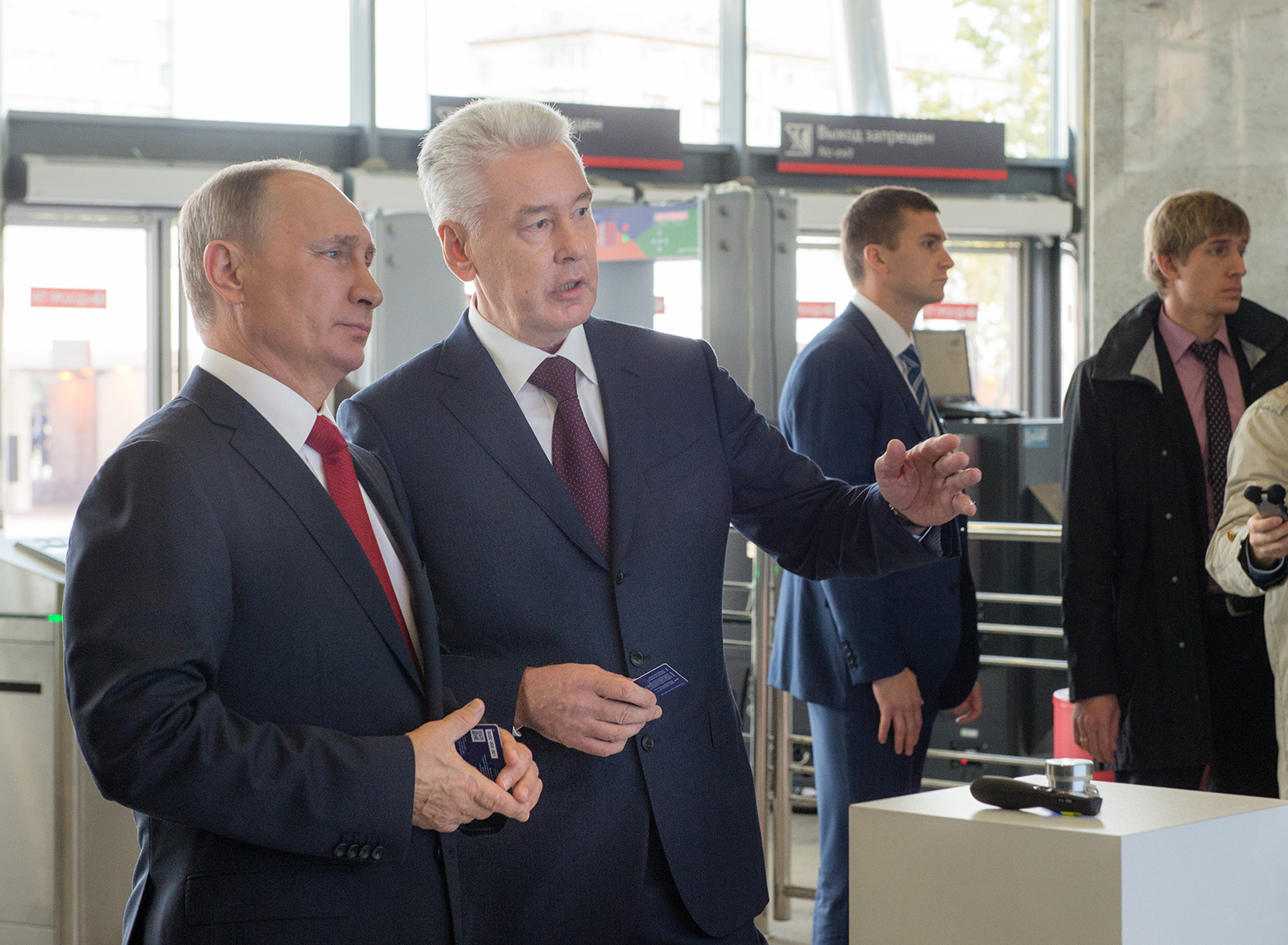 Владимир Путин и Сергей Собянин открывают пассажирское движение по Московскому центральному кольцу Владимир Путин и Сергей Собянин открывают пассажирское движение по Московскому центральному кольцу