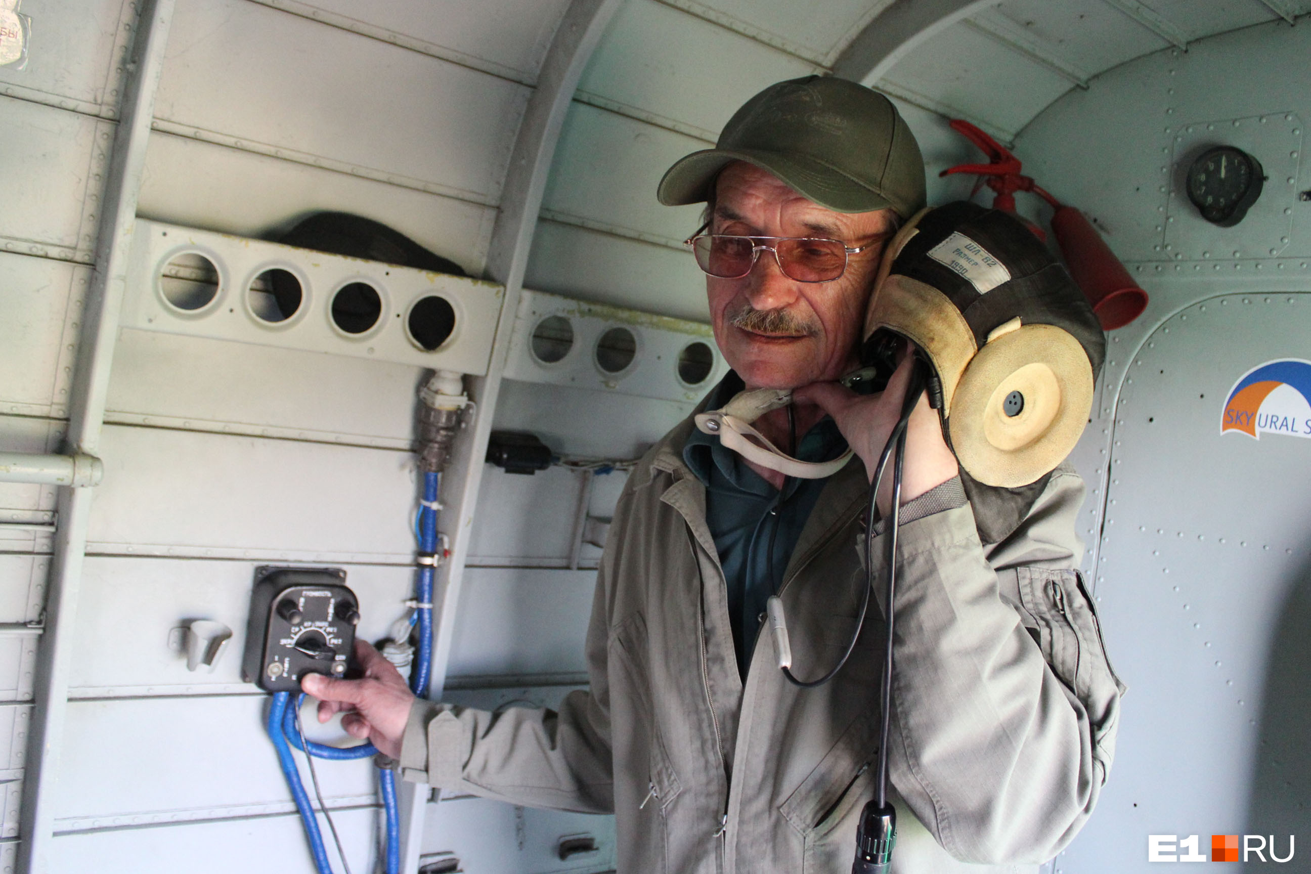 Управляющий полетом Сергей Павлович разговаривает с пилотами в кабине