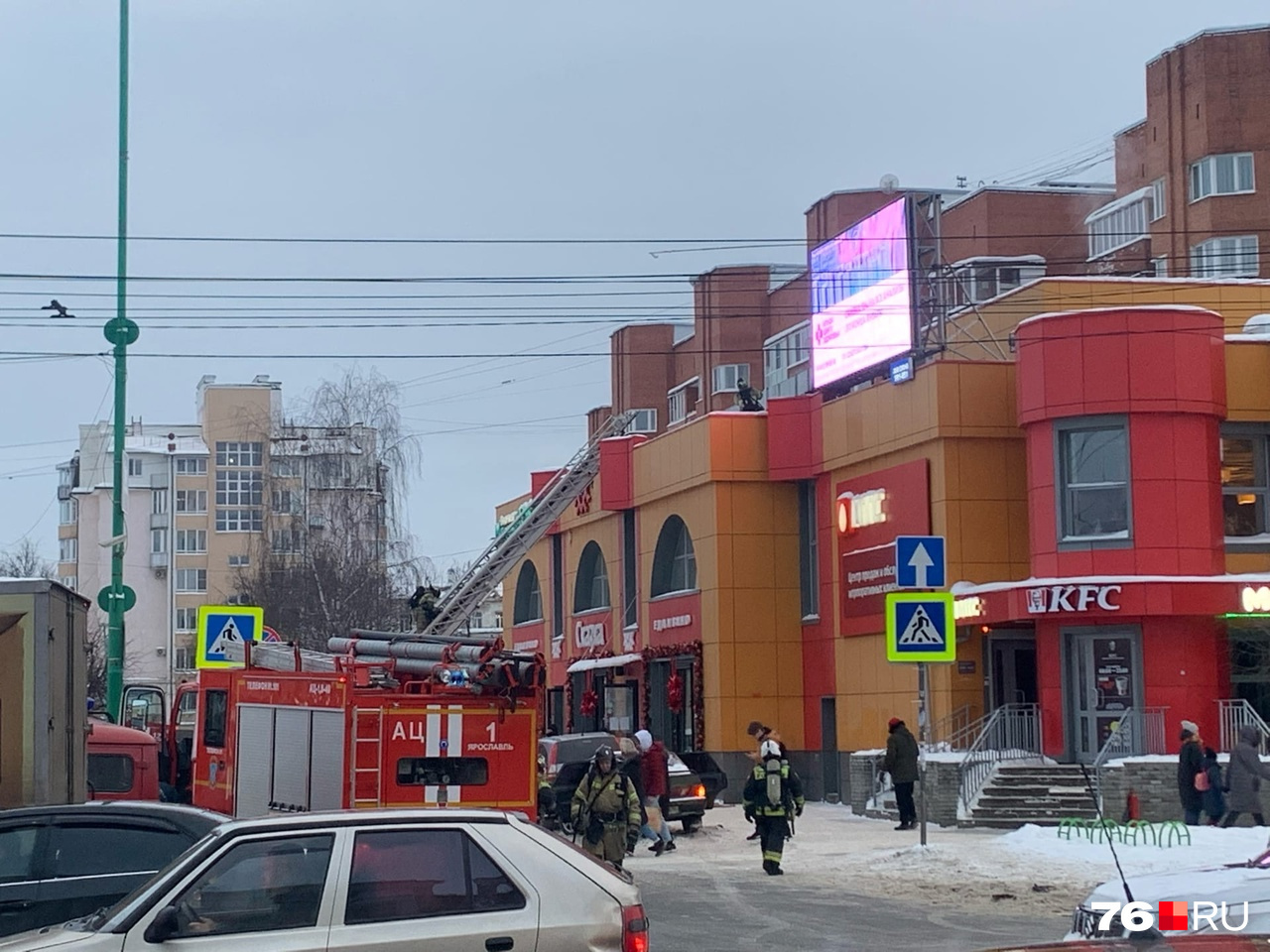 Посетители заведения эвакуировались до приезда спасателей Посетители заведения эвакуировались до приезда спасателей