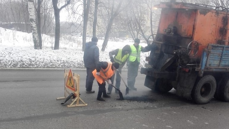 «Можно только ползти!»: ярославцы составили список худших дорог города