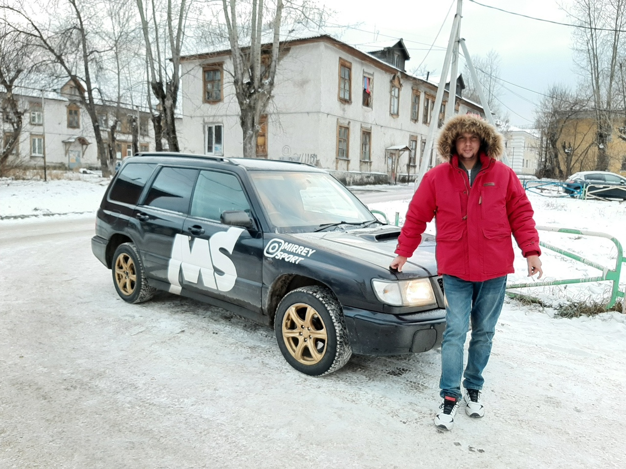 Смирнов на фоне той самой Subaru, на которой он таранил автомобили на перекрестке Смирнов на фоне той самой Subaru, на которой он таранил автомобили на перекрестке