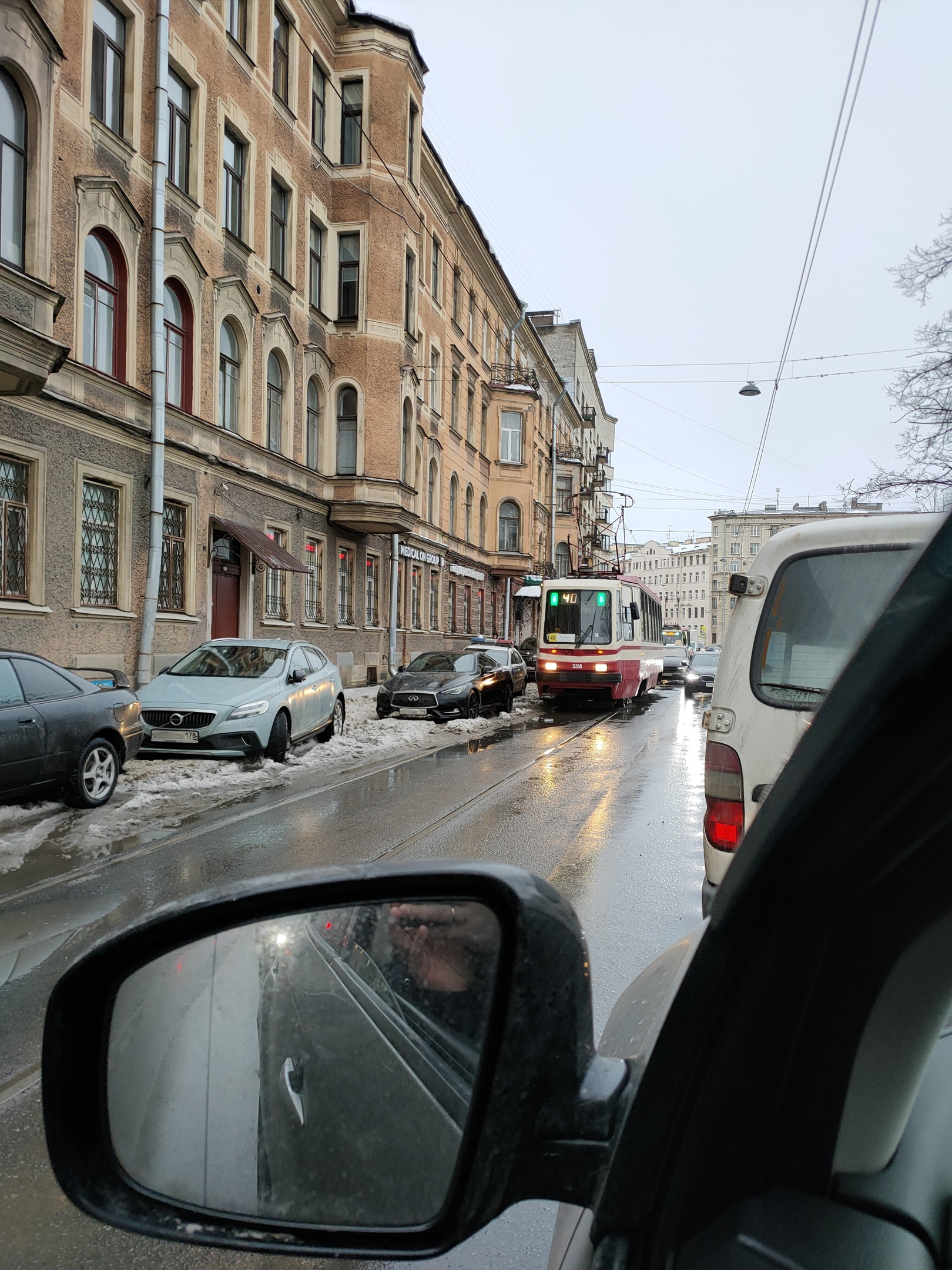 «Мастера парковки» продолжают тормозить трамваи на Карповке. Водитель Infiniti отличился прямо перед машиной ДПС