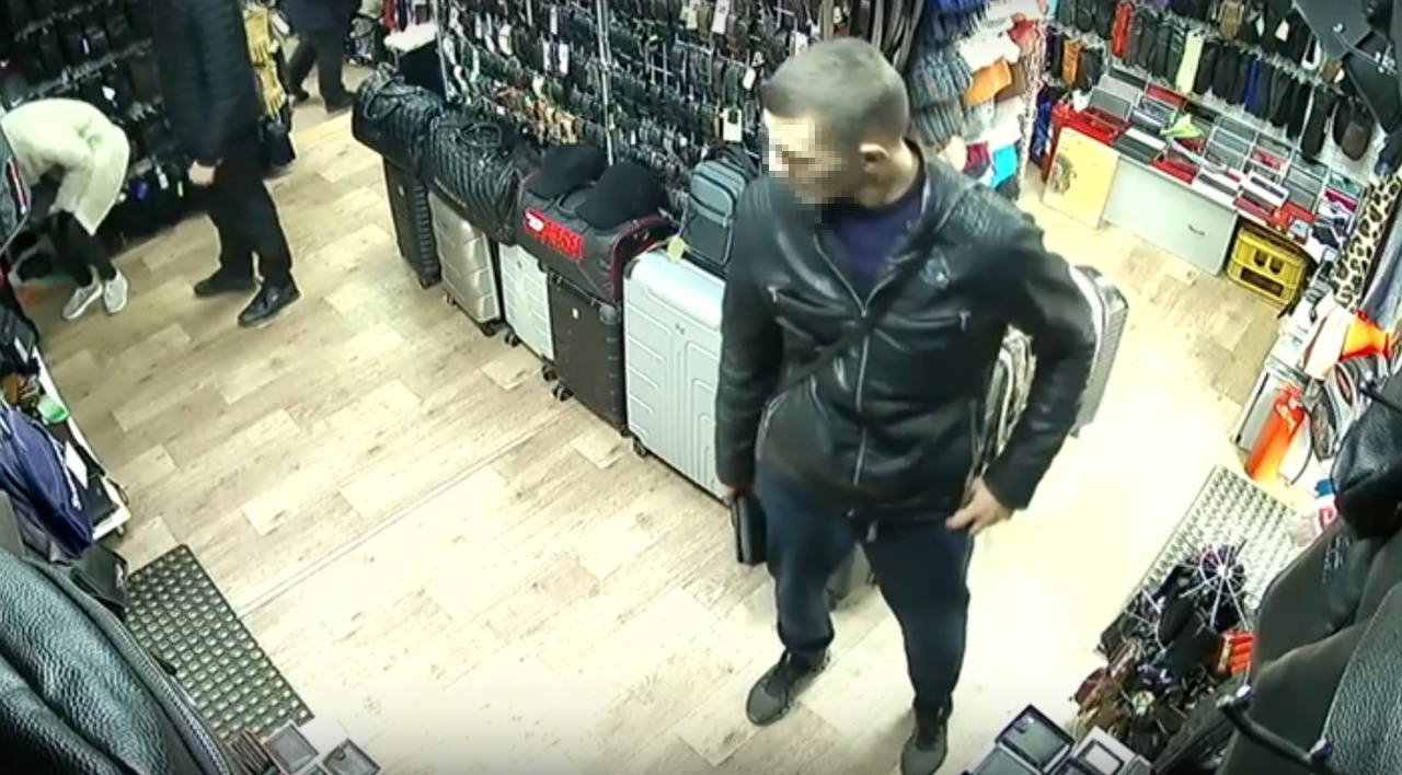 А вот он кладет понравившуюся ему вещь в карман А вот он кладет понравившуюся ему вещь в карман