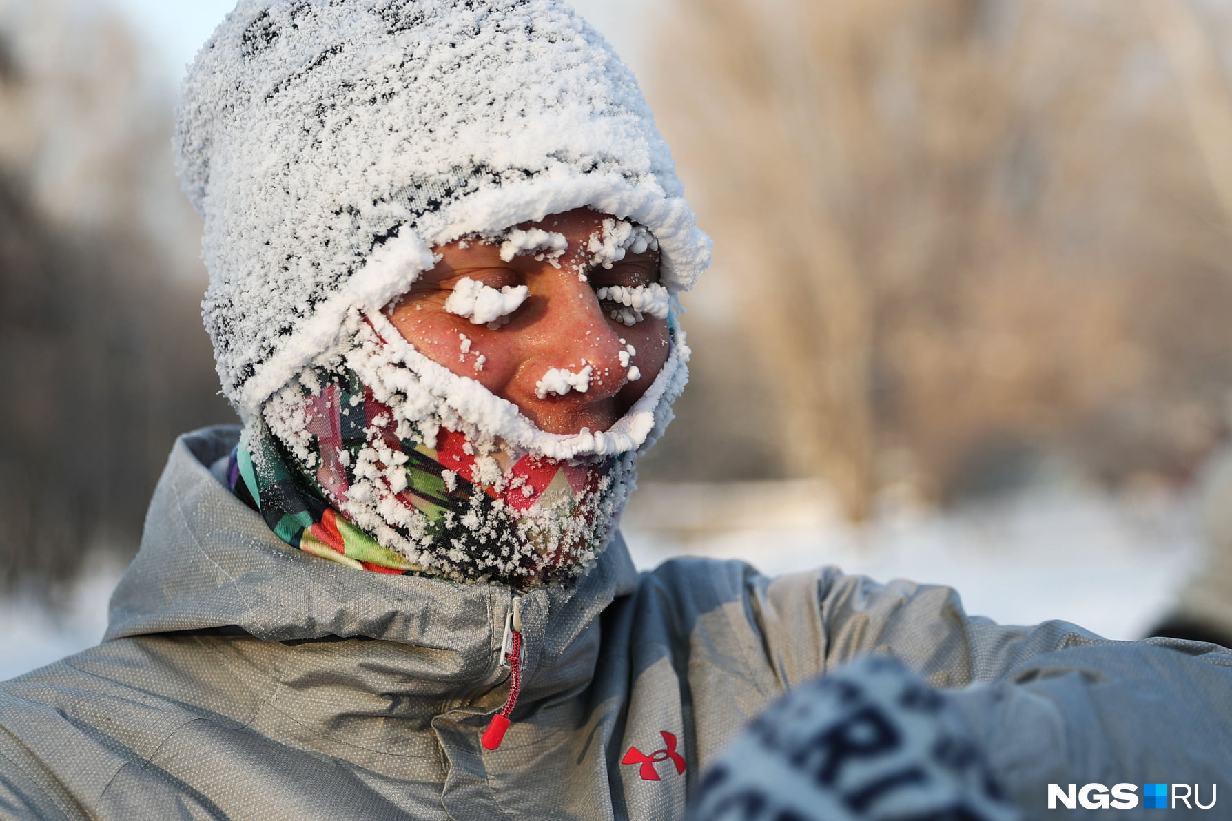 Когда одни новосибирцы 1 января отсыпались после празднования нового года, 200 горожан вышли на забег по набережной в <nobr class="_">-30 °C</nobr>. На фото — один из смельчаков