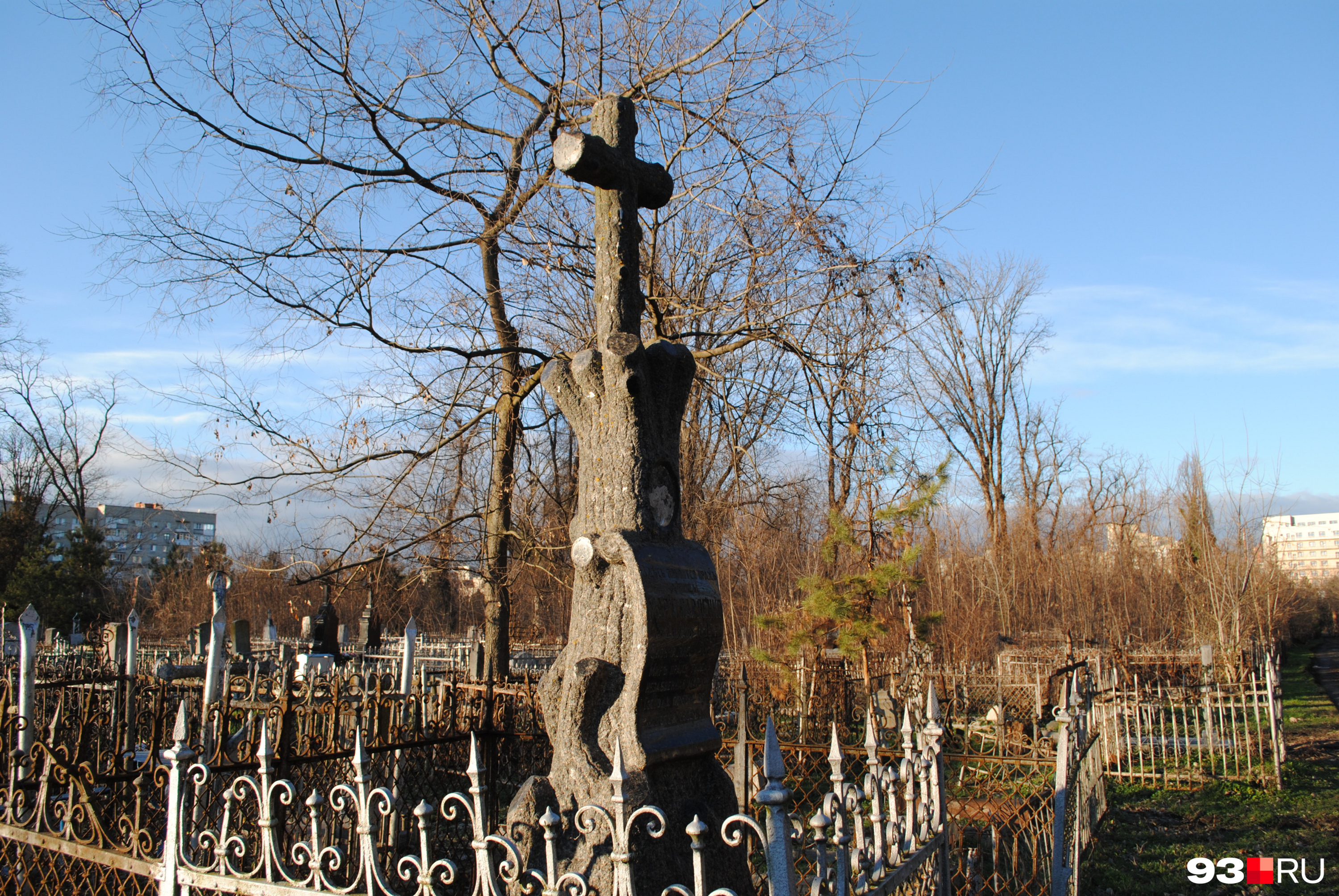 Памятники в виде деревьев с обрубленными ветвями особенно часто встречались на лютеранском и католическом секторах
