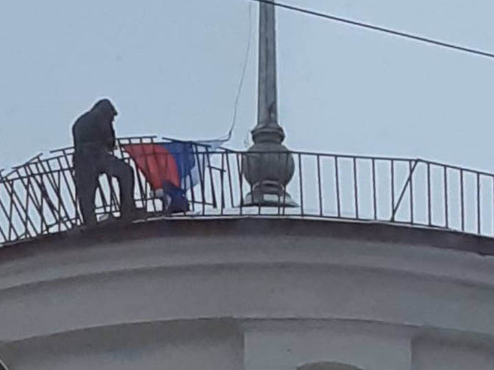 Это не Сербия, это Калининский район. Чиновники объяснили, почему на крыше администрации был перевернутый флаг