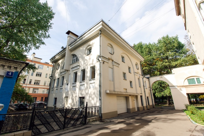 В здании есть кабинеты для совещаний, гостиная и, конечно, сауна с бассейном В здании есть кабинеты для совещаний, гостиная и, конечно, сауна с бассейном