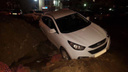 «Со снегом сошел остаток асфальта»: на Ново-Садовой машина провалилась в яму