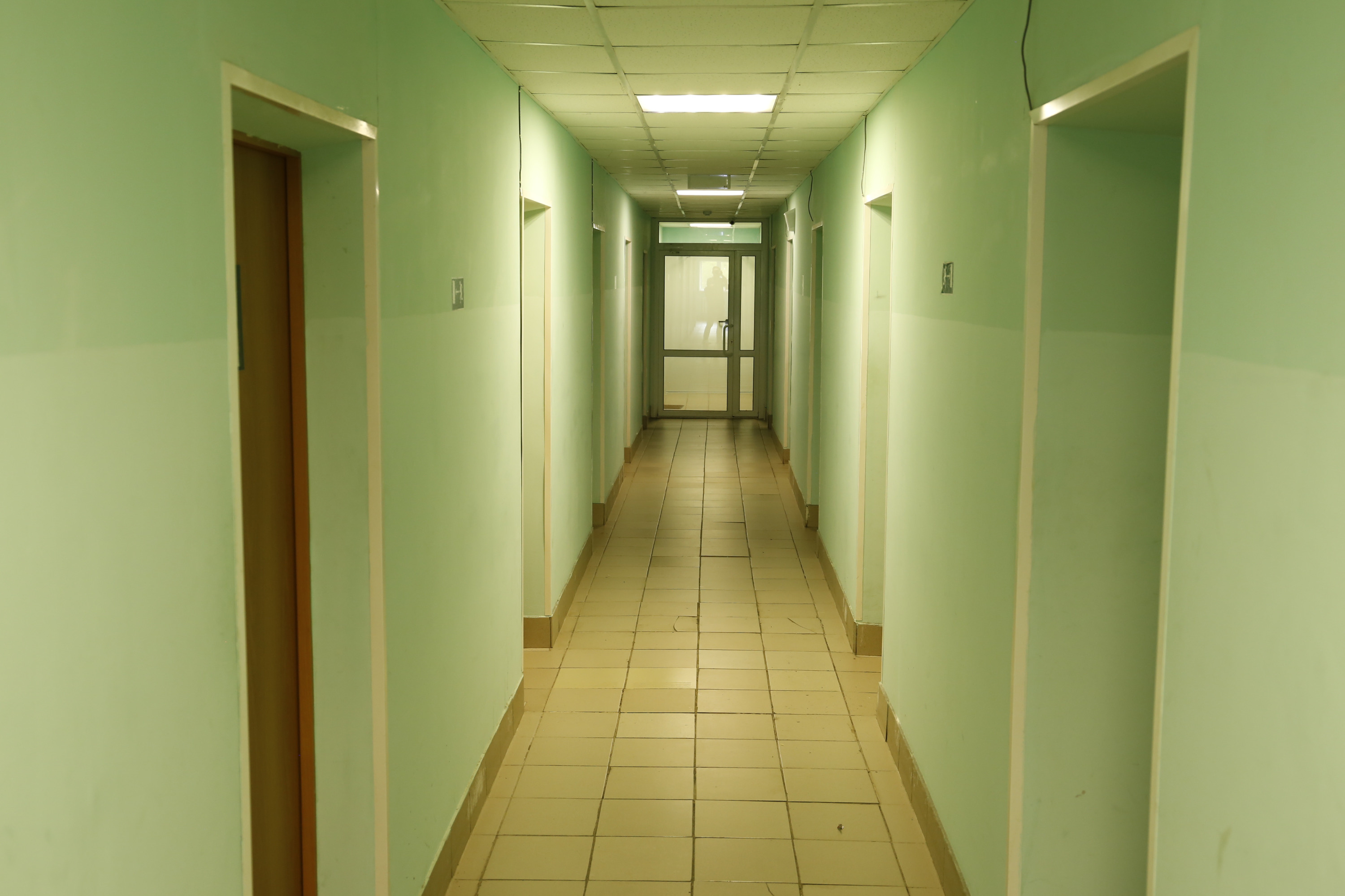 Длинный коридор, по обеим сторонам которого расположены комнаты