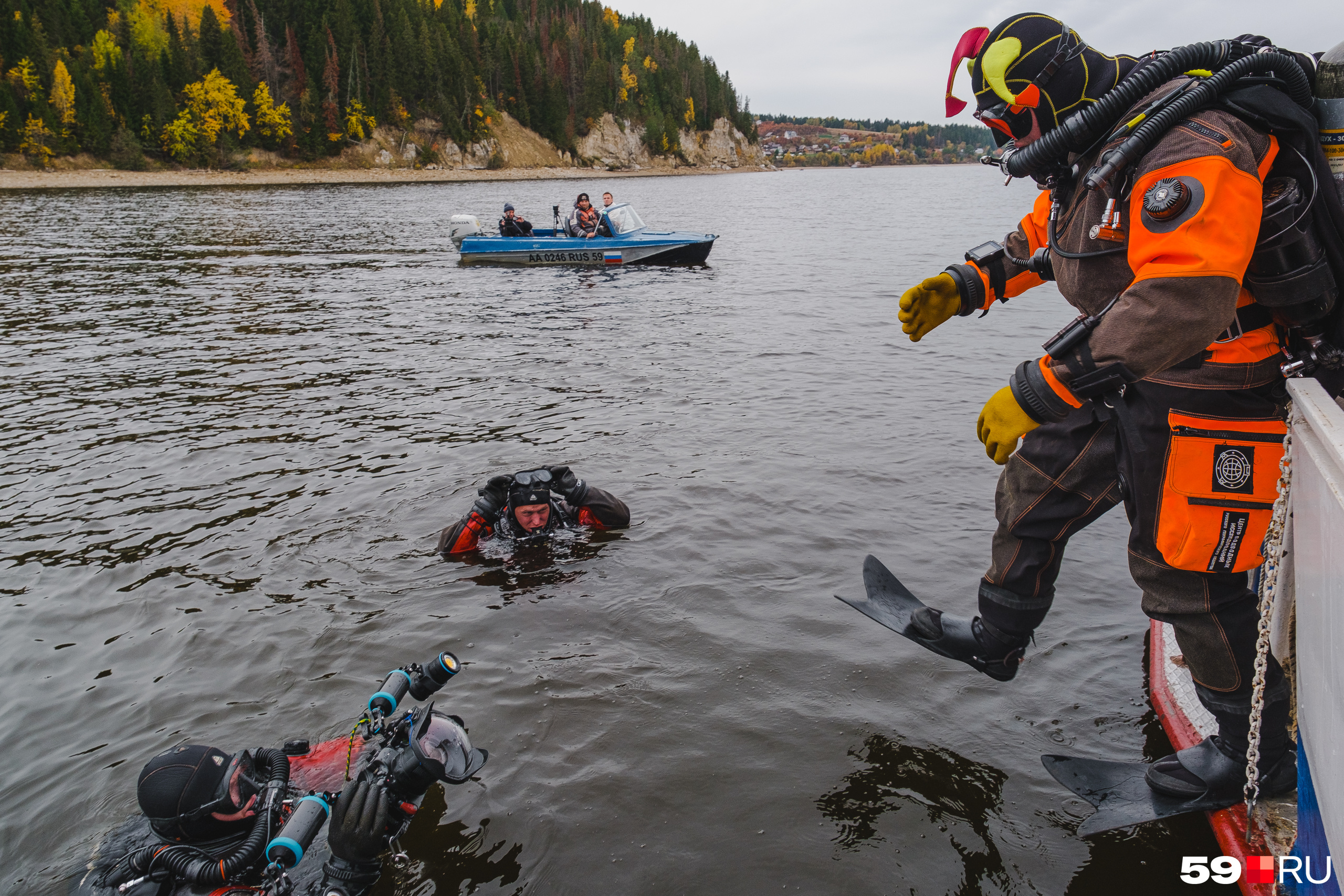 Дайверы работают под водой, где температура не больше 10 градусов Дайверы работают под водой, где температура не больше 10 градусов