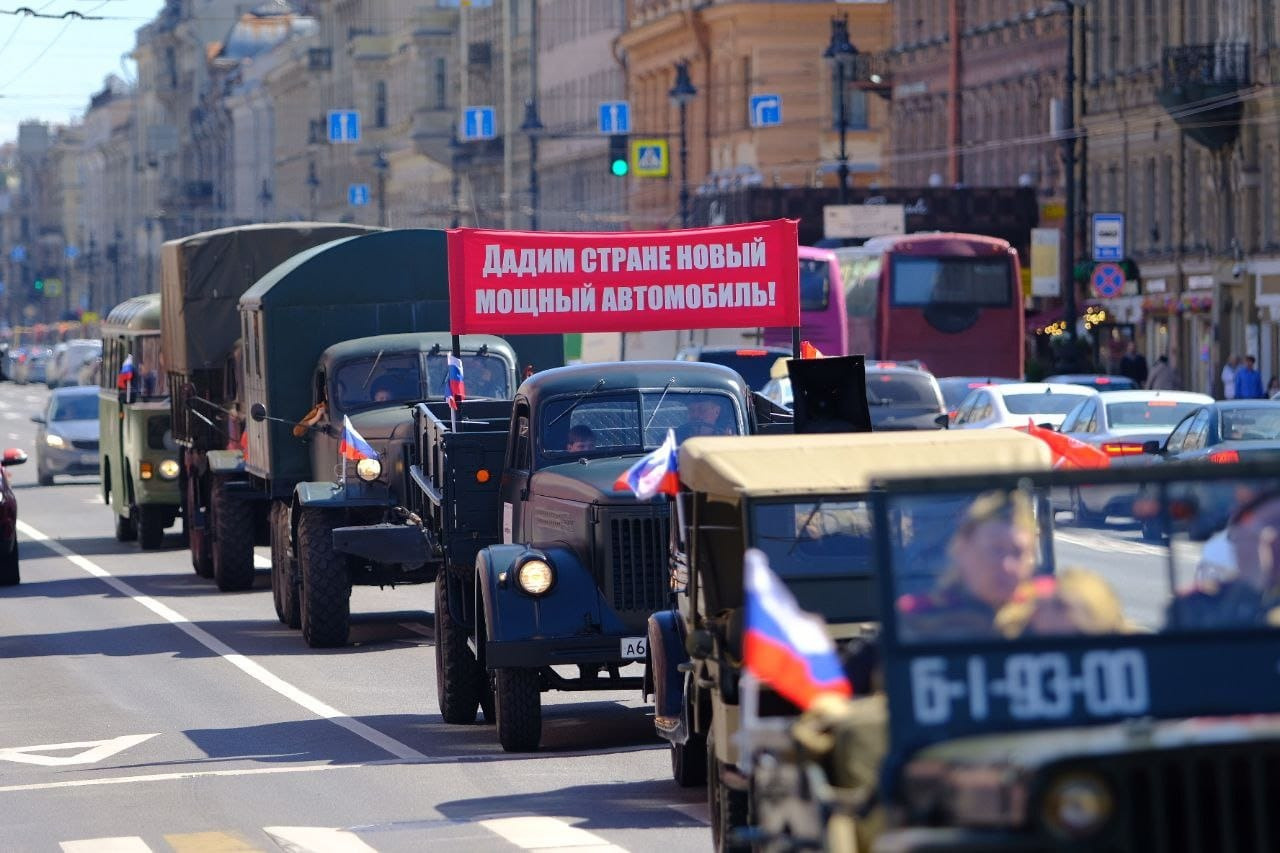 По Невскому проспекту прокатился рекордный парад ретротранспорта - 21 мая  2022 - ФОНТАНКА.ру