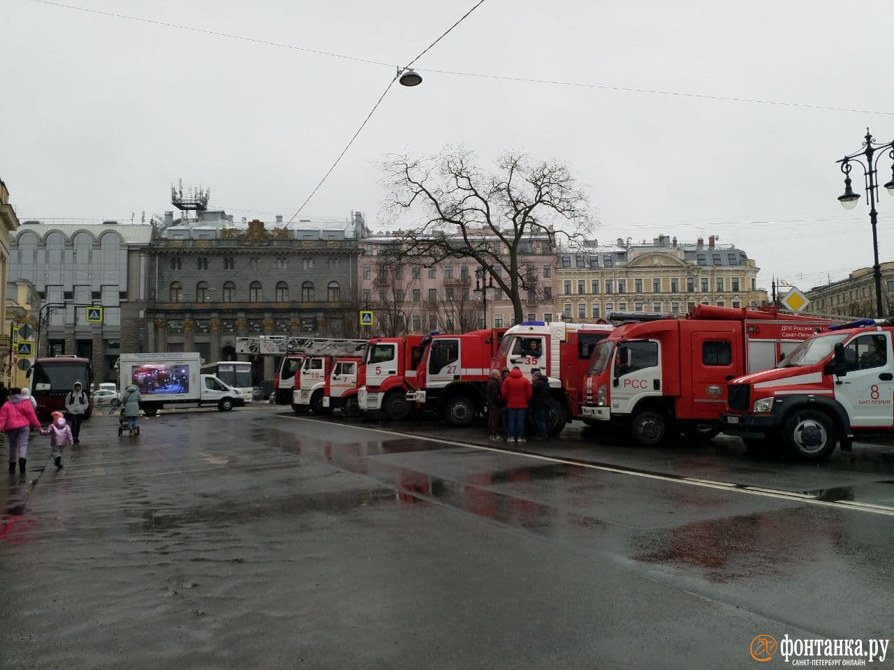 Манежная площадь перекрыта до вечера, там играют в мини-футбол в память о  погибших пожарных - 22 февраля 2022 - ФОНТАНКА.ру