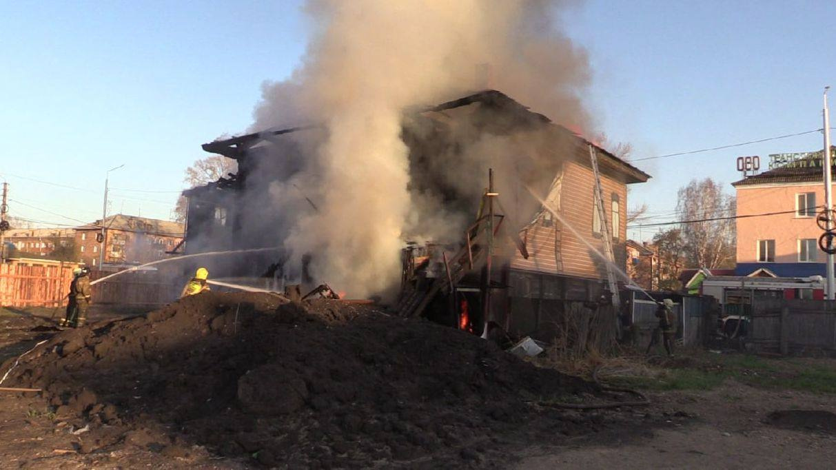 Пожар в Канске тушили почти три часа Пожар в Канске тушили почти три часа
