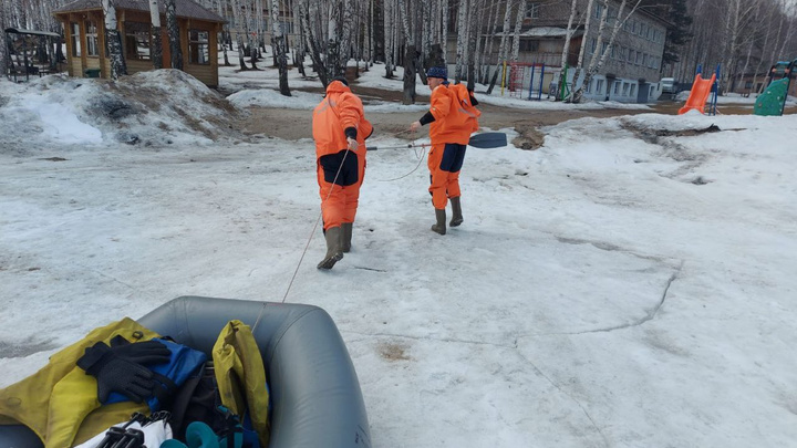 Два рыбака провалились под лед на Исетском озере под Екатеринбургом: видео