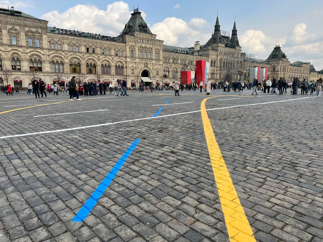 Будет ли парад 9 в москве. Разметка на красной площади. Разметка на красной площади к параду. Желтая площадь. Желто синяя разметка красная площадь.